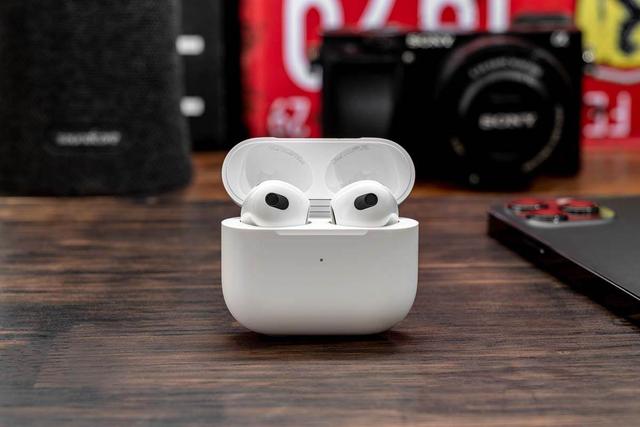 AirPods 3：苹果生态润滑剂，超越耳机本质的优雅体验-第1张图片-易维数码