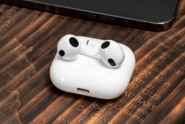 AirPods 3：苹果生态润滑剂，超越耳机本质的优雅体验-第3张图片-易维数码