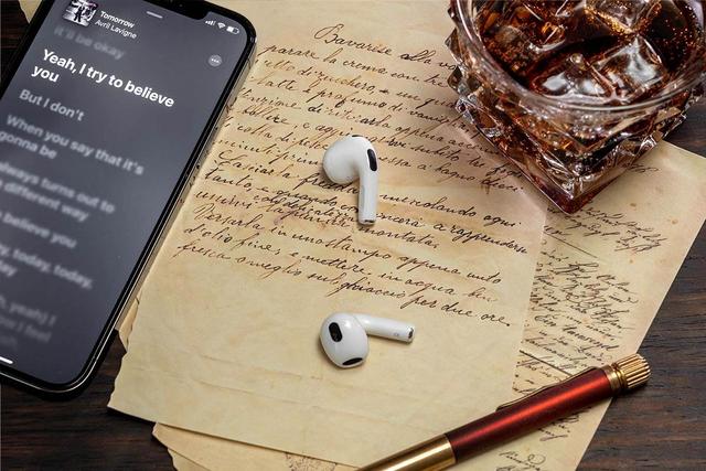 AirPods 3：苹果生态润滑剂，超越耳机本质的优雅体验-第5张图片-易维数码