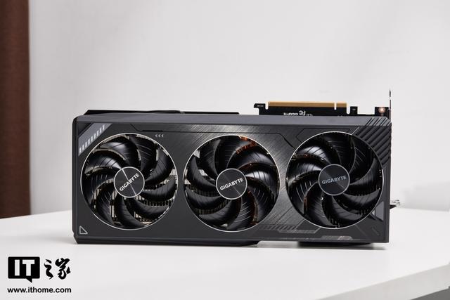 硬核低调的黑色悍将：技嘉 GeForce RTX 3090 Ti 魔鹰 24G 体验-第2张图片-易维数码