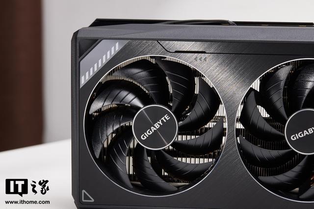 硬核低调的黑色悍将：技嘉 GeForce RTX 3090 Ti 魔鹰 24G 体验-第4张图片-易维数码