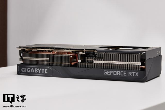 硬核低调的黑色悍将：技嘉 GeForce RTX 3090 Ti 魔鹰 24G 体验-第5张图片-易维数码