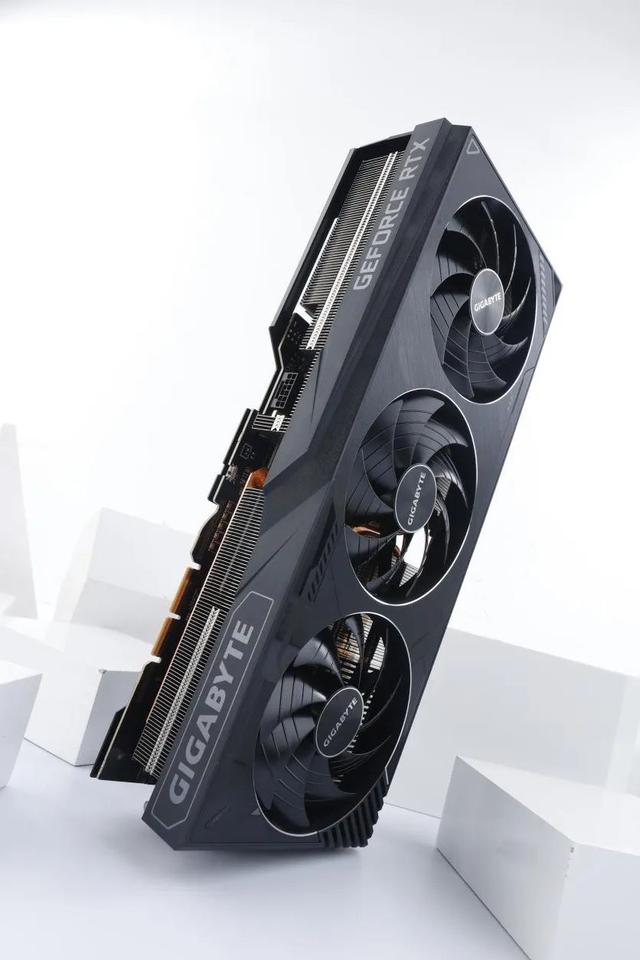 战力爆表的冷酷巨兽！技嘉GeForce RTX 3090 Ti Gaming OC魔鹰24G显卡深度评测-第4张图片-易维数码