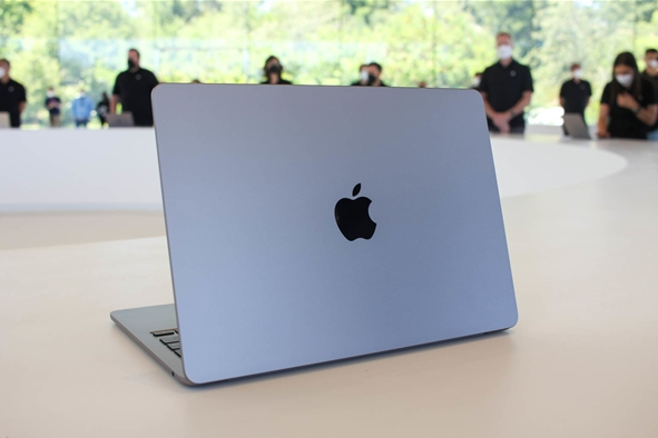 苹果新款MacBook Air来了：15.5英寸大屏幕前所未有-第1张图片-易维数码